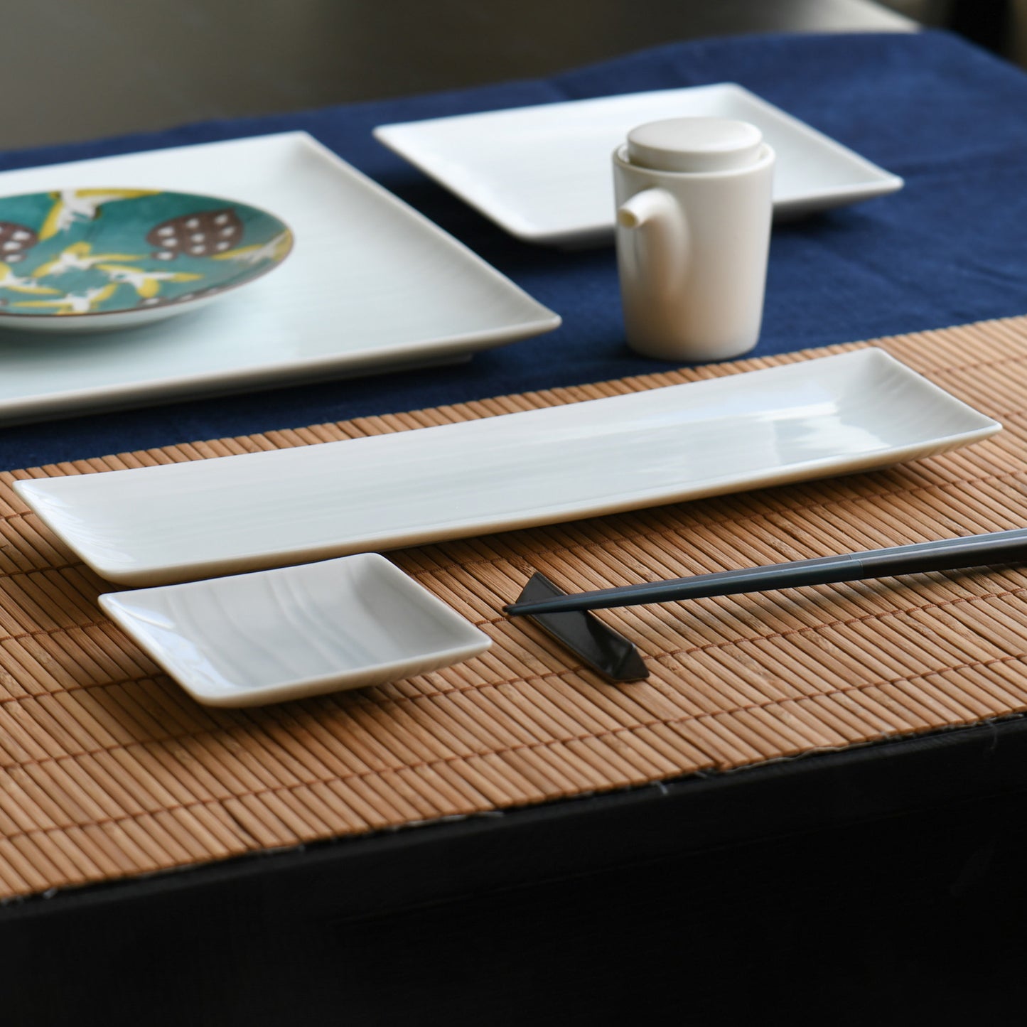 Coordinate with sushi plate which is sold separately upgrades your table. Dinner plate, salad, sushi plate, miniplate, soy sauce container are on the table. Wabi sabi feeling.