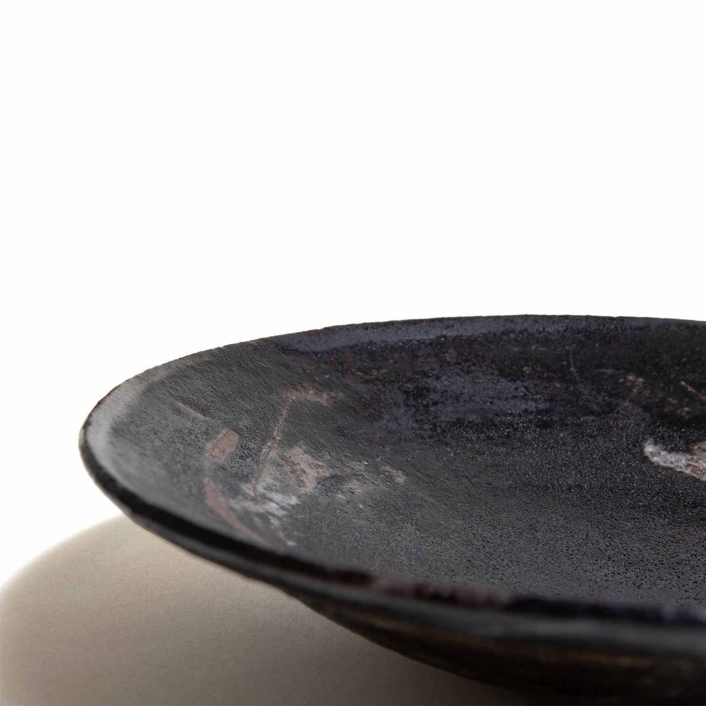 The close up the smooth edge of the plate. 