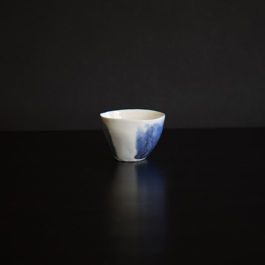 The contrast of blue and white is beautiful. You can use this guinomi as a bud vase with small short flower. 