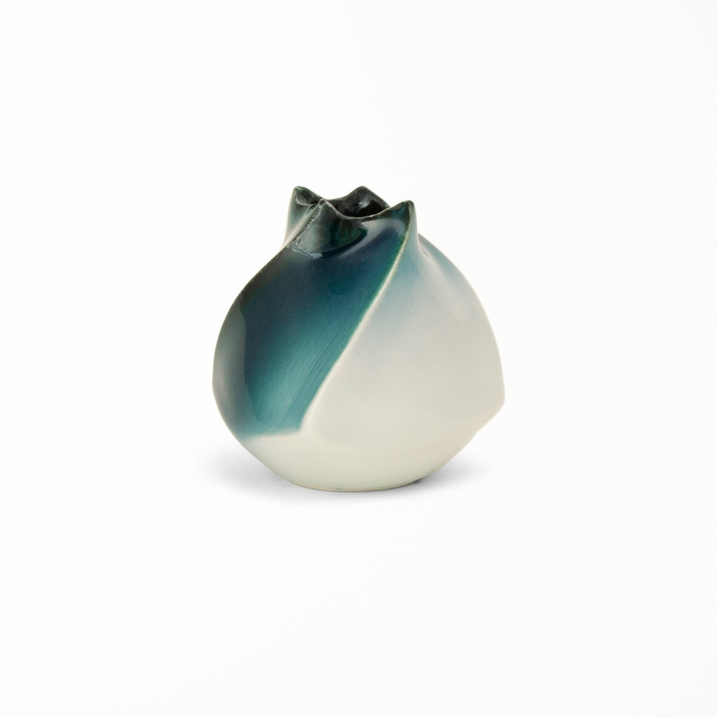 Suiroku vase in deep blue and white, featuring a handmade swirl by Ikeda and glaze by Takenishi – side view
